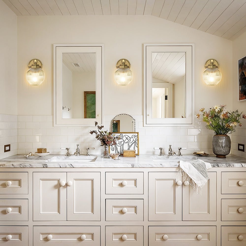 Pendantlightie - Contemporary 1 - Light Ribbed Glass Globe Wall Sconce Beside Mirror Sink - Wall Light - Brass - 