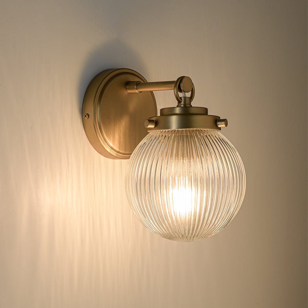 Pendantlightie - Contemporary 1 - Light Ribbed Glass Globe Wall Sconce Beside Mirror Sink - Wall Light - Brass - 